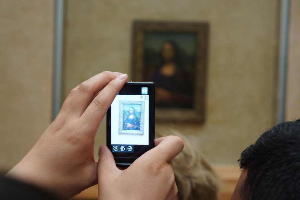 Man dressed as woman attacks Mona Lisa